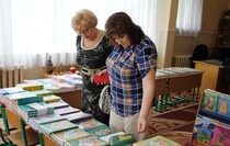 Передача учебной литературы от фонда Астахова ясли-саду "Золотая рыбка", Луганск, 16 июня 2016 года