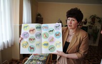 Передача учебной литературы от фонда Астахова ясли-саду "Золотая рыбка", Луганск, 16 июня 2016 года