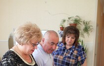 Передача учебной литературы от фонда Астахова ясли-саду "Золотая рыбка", Луганск, 16 июня 2016 года