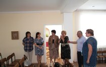 Передача учебной литературы от фонда Астахова ясли-саду "Золотая рыбка", Луганск, 16 июня 2016 года