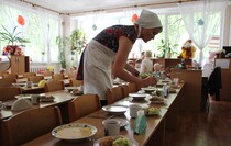 Передача учебной литературы от фонда Астахова ясли-саду "Золотая рыбка", Луганск, 16 июня 2016 года