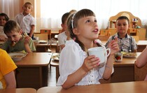 Передача учебной литературы от фонда Астахова ясли-саду "Золотая рыбка", Луганск, 16 июня 2016 года