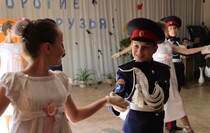 Торжественное собрание на швейной фабрике "Престиж", Луганск, 9 июня 2016 года