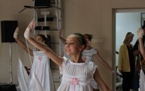 Торжественное собрание на швейной фабрике "Престиж", Луганск, 9 июня 2016 года