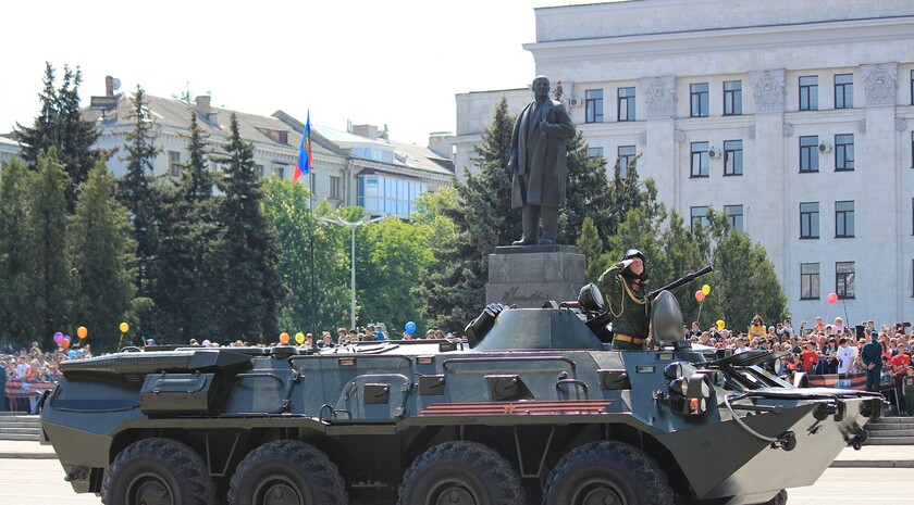 Парад Победы в Луганске, 9 мая 2016 года