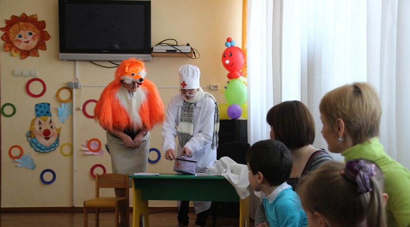 Праздник "К нам приехал Айболит" для подопечных Центра социальной реабилитации детей-инвалидов "Возрождение", Луганск, 7 апреля 2016 года