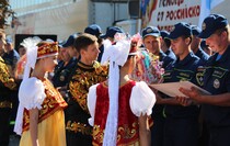 "Юбилейный" конвой МЧС России прибыл в Луганск в годовщину доставки первой гумпомощи, 20 августа 2015 года
