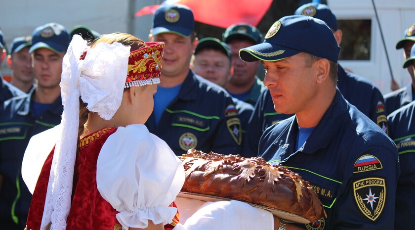 "Юбилейный" конвой МЧС России прибыл в Луганск в годовщину доставки первой гумпомощи, 20 августа 2015 года