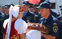 "Юбилейный" конвой МЧС России прибыл в Луганск в годовщину доставки первой гумпомощи, 20 августа 2015 года