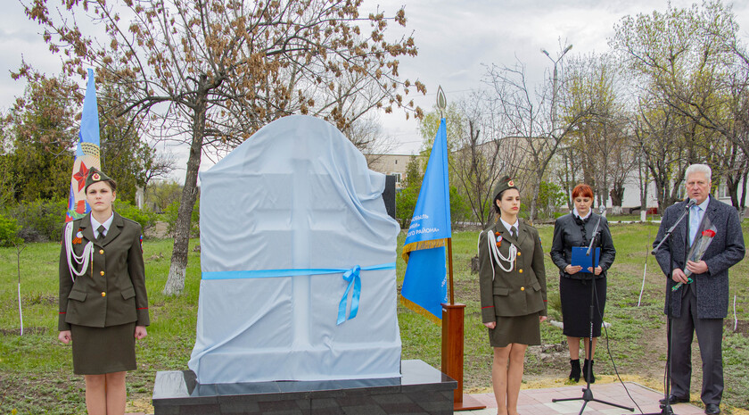 Открытие восстановленного памятного знака "Колокол Чернобыля", Новосветловка Краснодонского района, 26 апреля 2021 года