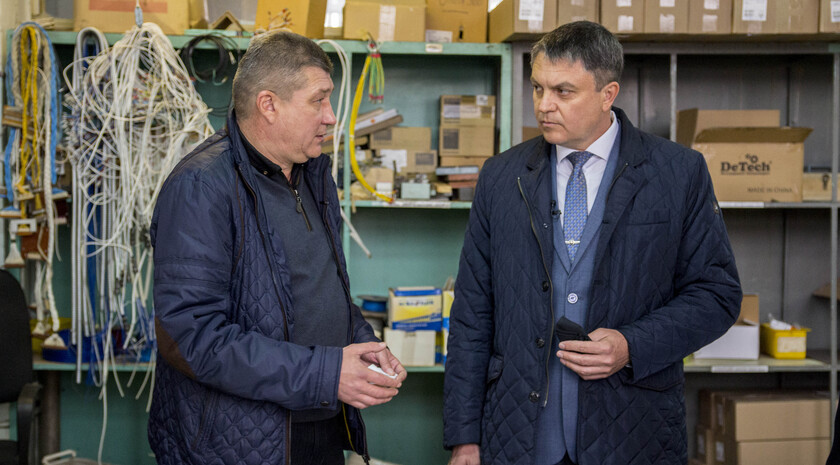 Ознакомление главы ЛНР Леонида Пасечника с производством рециркуляторов для очищения воздуха, Луганск, 28 октября 2020 года