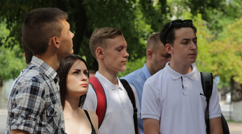 Фотовыставка памяти жертв крушения малазийского "Боинга", Луганск, 17 июля 2018 года