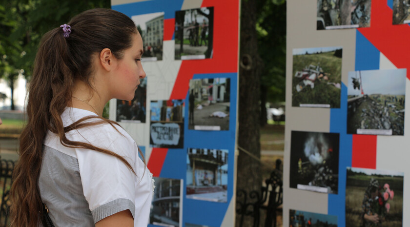 Фотовыставка памяти жертв крушения малазийского "Боинга", Луганск, 17 июля 2018 года