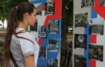 Фотовыставка памяти жертв крушения малазийского "Боинга", Луганск, 17 июля 2018 года