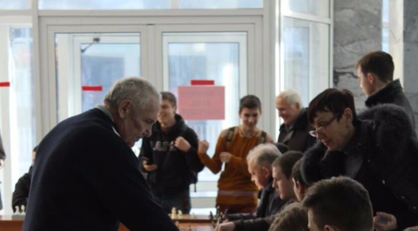 Сеанс одновременной игры гроссмейстера Геннадия Кузьмина со студентами ЛНУ им. Даля, Луганск, 24 ноября 2016 года