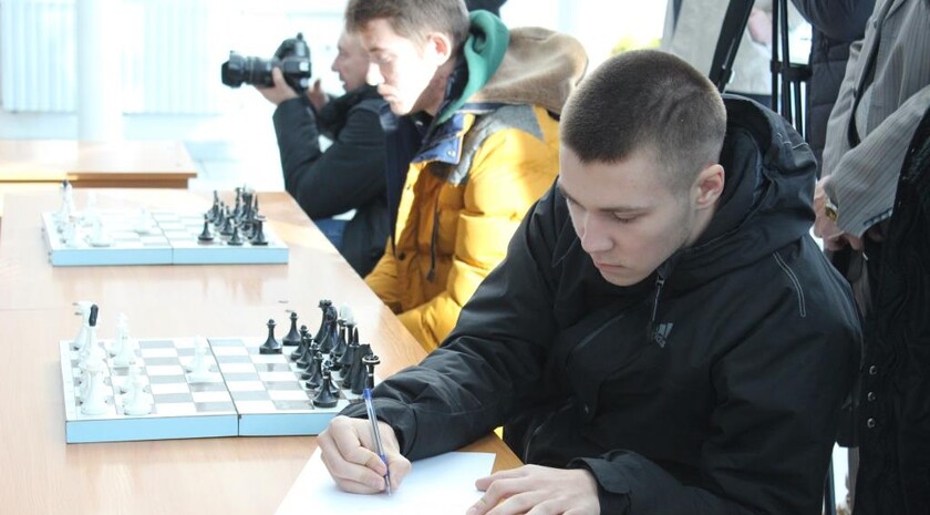 Сеанс одновременной игры гроссмейстера Геннадия Кузьмина со студентами ЛНУ им. Даля, Луганск, 24 ноября 2016 года