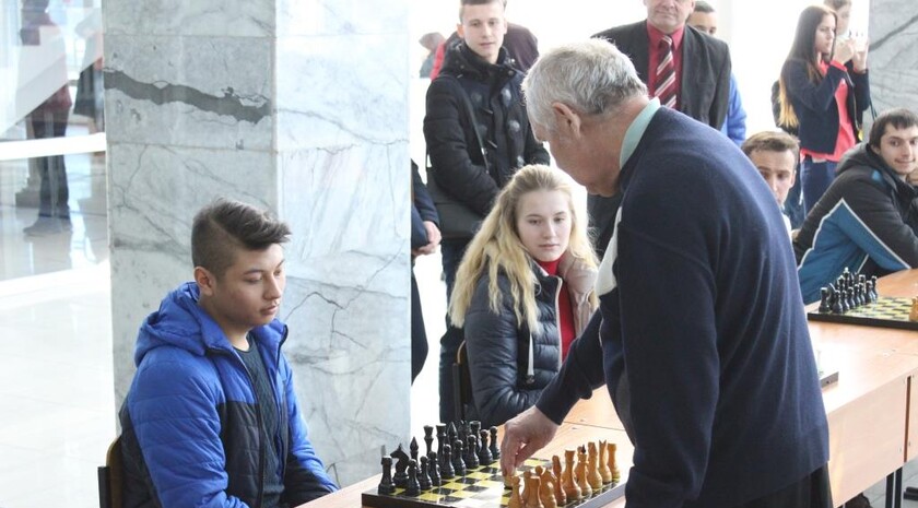 Сеанс одновременной игры гроссмейстера Геннадия Кузьмина со студентами ЛНУ им. Даля, Луганск, 24 ноября 2016 года