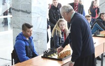 Сеанс одновременной игры гроссмейстера Геннадия Кузьмина со студентами ЛНУ им. Даля, Луганск, 24 ноября 2016 года