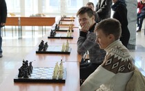 Сеанс одновременной игры гроссмейстера Геннадия Кузьмина со студентами ЛНУ им. Даля, Луганск, 24 ноября 2016 года