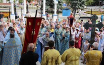 Богослужение и Крестный ход в храме в честь иконы Божией Матери "Умиление", Луганск, 10 августа 2016 года