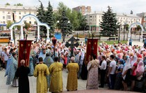 Богослужение и Крестный ход в храме в честь иконы Божией Матери "Умиление", Луганск, 10 августа 2016 года