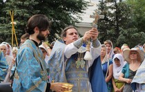 Богослужение и Крестный ход в храме в честь иконы Божией Матери "Умиление", Луганск, 10 августа 2016 года