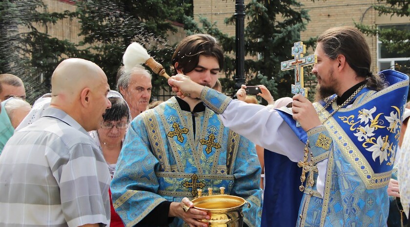 Богослужение и Крестный ход в храме в честь иконы Божией Матери "Умиление", Луганск, 10 августа 2016 года