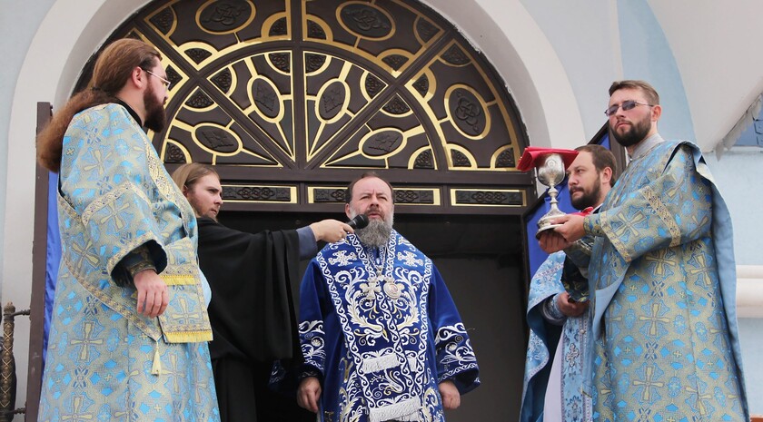 Богослужение и Крестный ход в храме в честь иконы Божией Матери "Умиление", Луганск, 10 августа 2016 года
