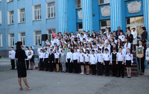 Церемония передачи копии Знамени Победы учащимся школы №5, Луганск, 18 апреля 2016 года