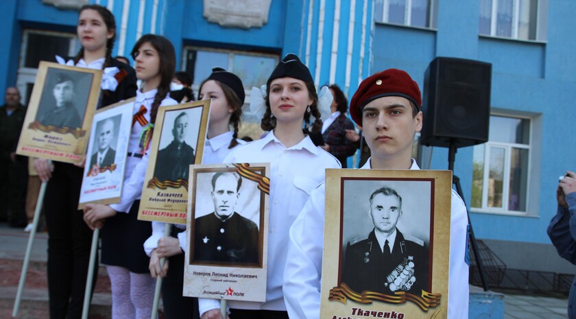 Церемония передачи копии Знамени Победы учащимся школы №5, Луганск, 18 апреля 2016 года