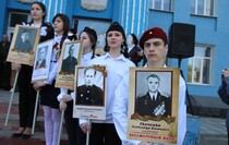 Церемония передачи копии Знамени Победы учащимся школы №5, Луганск, 18 апреля 2016 года
