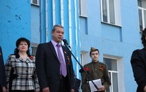 Церемония передачи копии Знамени Победы учащимся школы №5, Луганск, 18 апреля 2016 года