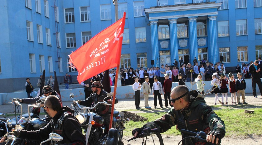 Церемония передачи копии Знамени Победы учащимся школы №5, Луганск, 18 апреля 2016 года