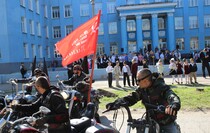 Церемония передачи копии Знамени Победы учащимся школы №5, Луганск, 18 апреля 2016 года