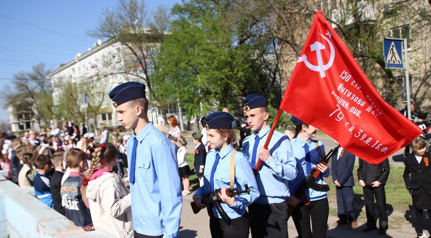 Церемония передачи копии Знамени Победы учащимся школы №5, Луганск, 18 апреля 2016 года