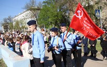 Церемония передачи копии Знамени Победы учащимся школы №5, Луганск, 18 апреля 2016 года