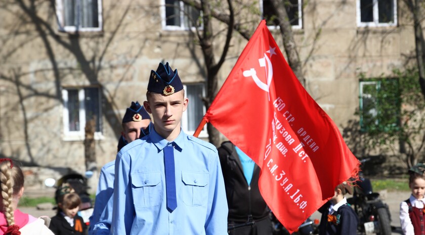 Церемония передачи копии Знамени Победы учащимся школы №5, Луганск, 18 апреля 2016 года