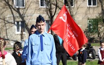 Церемония передачи копии Знамени Победы учащимся школы №5, Луганск, 18 апреля 2016 года