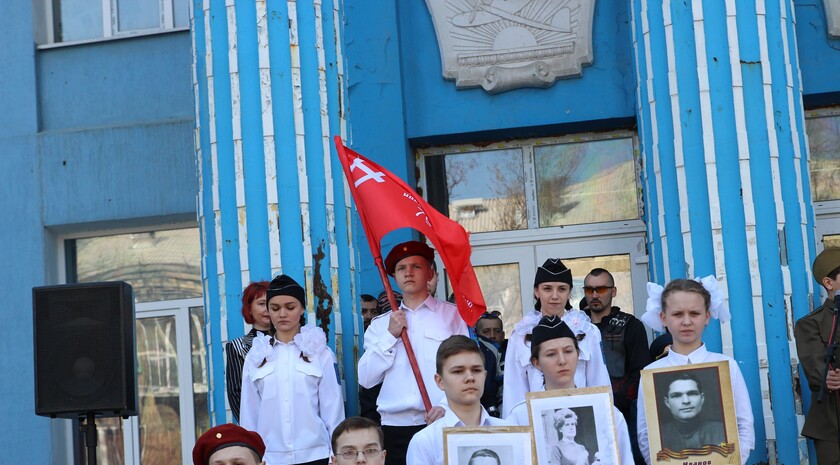 Церемония передачи копии Знамени Победы учащимся школы №5, Луганск, 18 апреля 2016 года