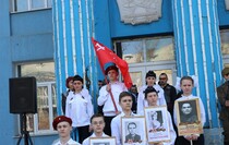 Церемония передачи копии Знамени Победы учащимся школы №5, Луганск, 18 апреля 2016 года