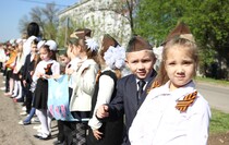 Церемония передачи копии Знамени Победы учащимся школы №5, Луганск, 18 апреля 2016 года