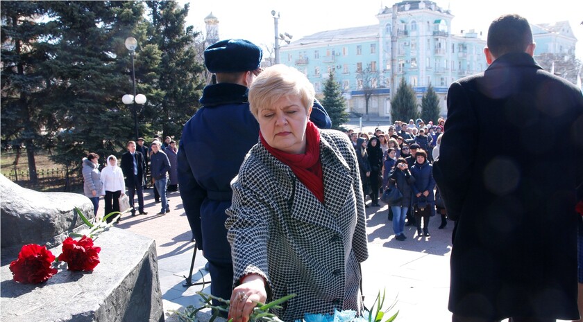 Возложение цветов к памятнику Тарасу Шевченко, Луганск, 9 марта 2016 года
