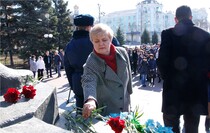 Возложение цветов к памятнику Тарасу Шевченко, Луганск, 9 марта 2016 года