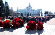 Возложение цветов к памятнику Тарасу Шевченко, Луганск, 9 марта 2016 года