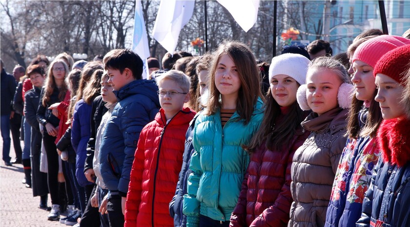 Возложение цветов к памятнику Тарасу Шевченко, Луганск, 9 марта 2016 года