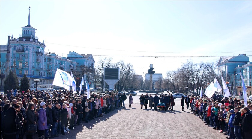 Возложение цветов к памятнику Тарасу Шевченко, Луганск, 9 марта 2016 года