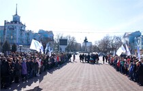 Возложение цветов к памятнику Тарасу Шевченко, Луганск, 9 марта 2016 года