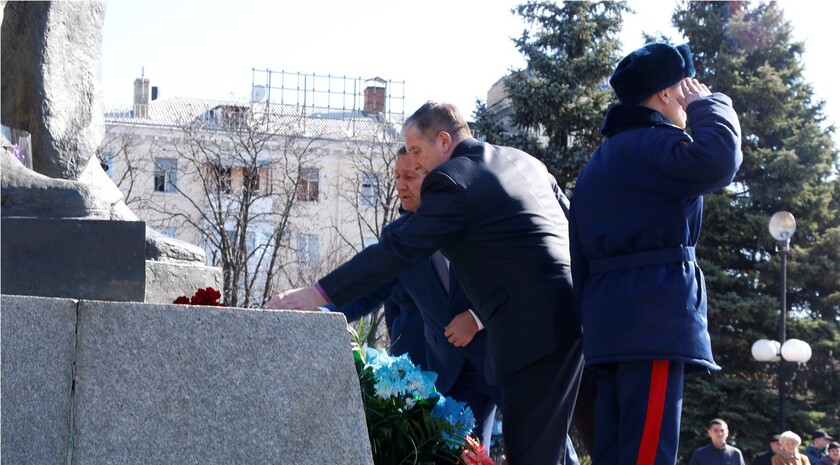Возложение цветов к памятнику Тарасу Шевченко, Луганск, 9 марта 2016 года