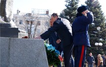 Возложение цветов к памятнику Тарасу Шевченко, Луганск, 9 марта 2016 года