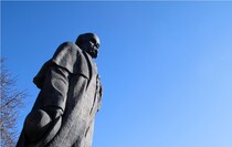 Возложение цветов к памятнику Тарасу Шевченко, Луганск, 9 марта 2016 года